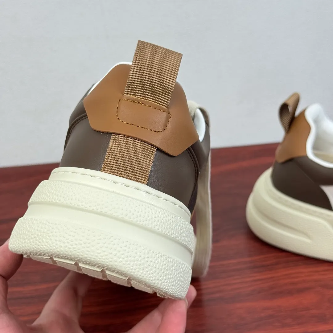 Batch 800 Gucci/Gucci new autumn men's leather sneakers thick-soled lightweight biscuit shoes! In the 2025 autumn and winter series, this sneaker adopts a thick-soled structure and cleverly uses the triple elements of silhouette design, color matching and material. Showcase retro style. This shoe is crafted from cow leather with webbing details and features a lightweight rubber sole for added sophistication. Multiple leathers are finely tailored and precision motorcycle composite splicing creates a full sense of layering. Full calfskin lining and insole with gold-tone logo lettering and badge detailing. There is a GG brand logo buckle on the toe, classic webbing embellishment, 5CM thickened lightweight rubber sole, air-glue stitching process, long-lasting wear without opening the glue and excellent on-foot comfort. Flat last shape, easy to match with all types of pants, and comes with a full set of packaging! Size: 39-40-41-42-43-44 leather shoe size (38.45 can be customized) Item number: 431920 Ribbon White Coffee